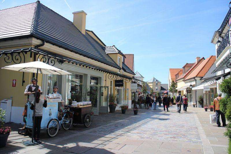 A Vall é e Village outlet shopping